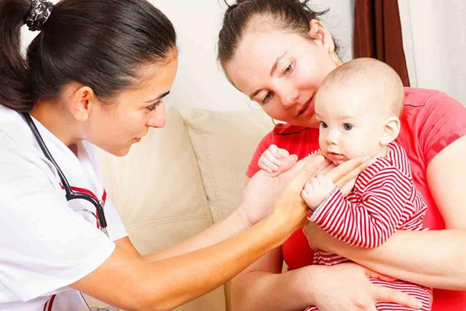.رت پرستار کودک بیمار با والدین