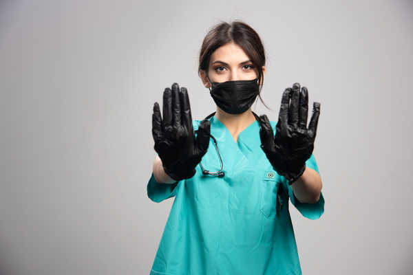 اهمیت پوشیدن دستکش توسط پرستار