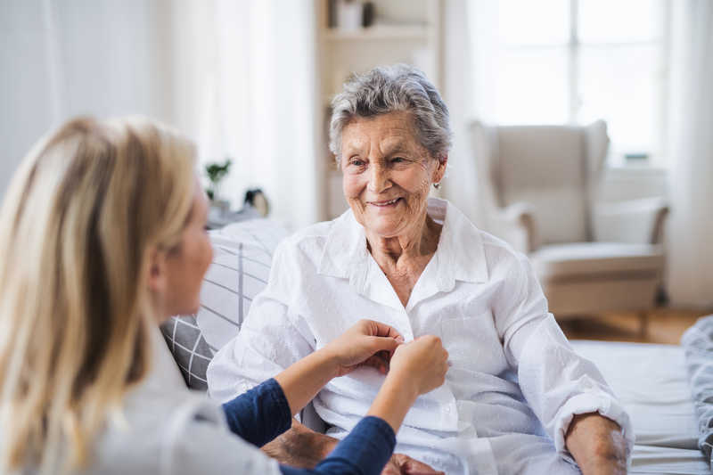 اهمیت پرستار سالمند در منزل