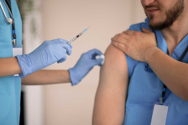 علائم مشهود بعد از تزریق واکسن کرونا ( عوارض و علائم واکسن کرونا )
