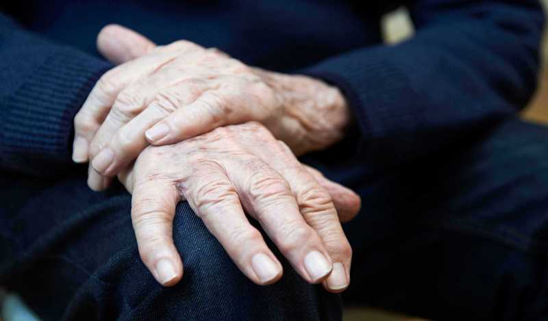 مراقبت از سالمند مبتلا به پارکینسون (2021) ( روش های درمان )