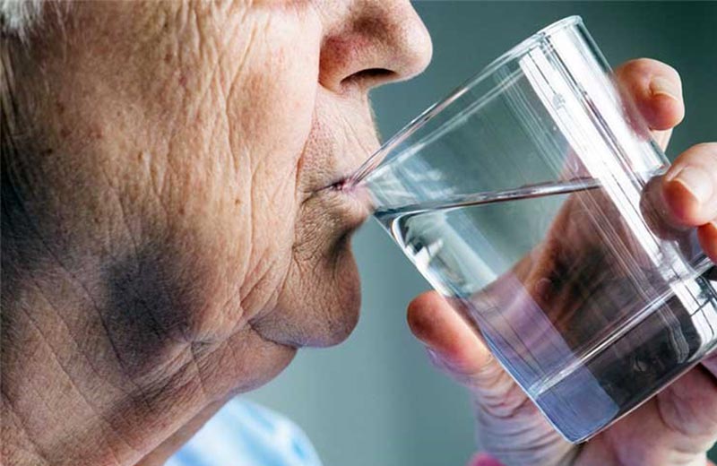 نوشیدن آب فراوان برای درمان یبوست در سالمندان