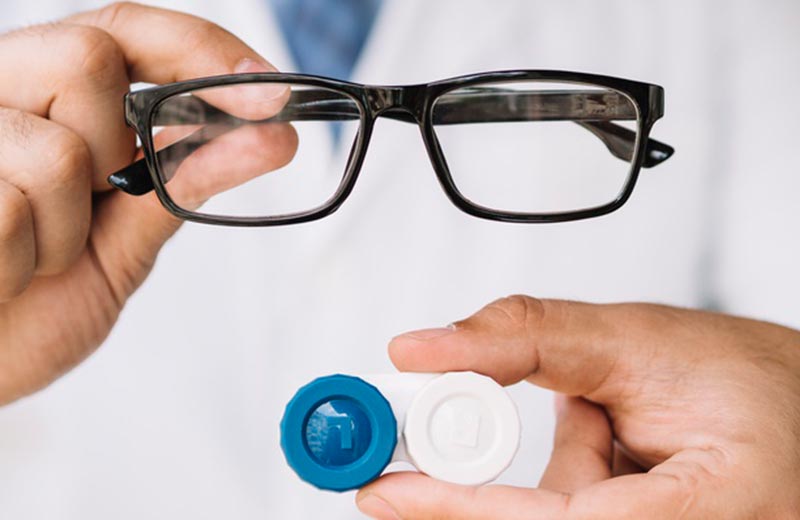 تجویز عینک و لنز برای سالمندان