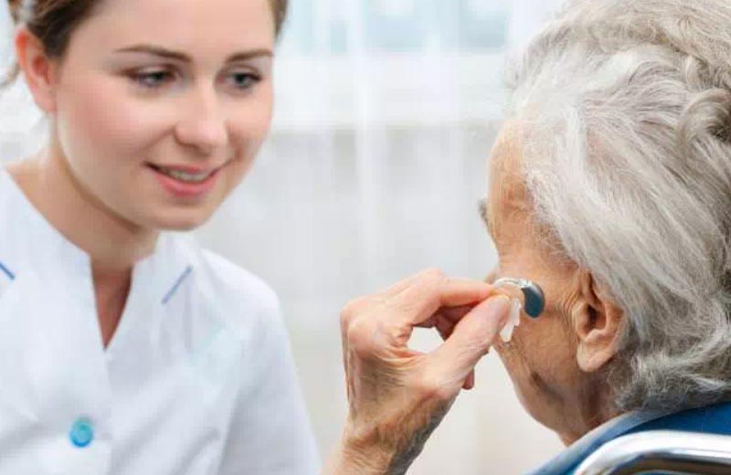درمان کم شنوایی در سالمندان